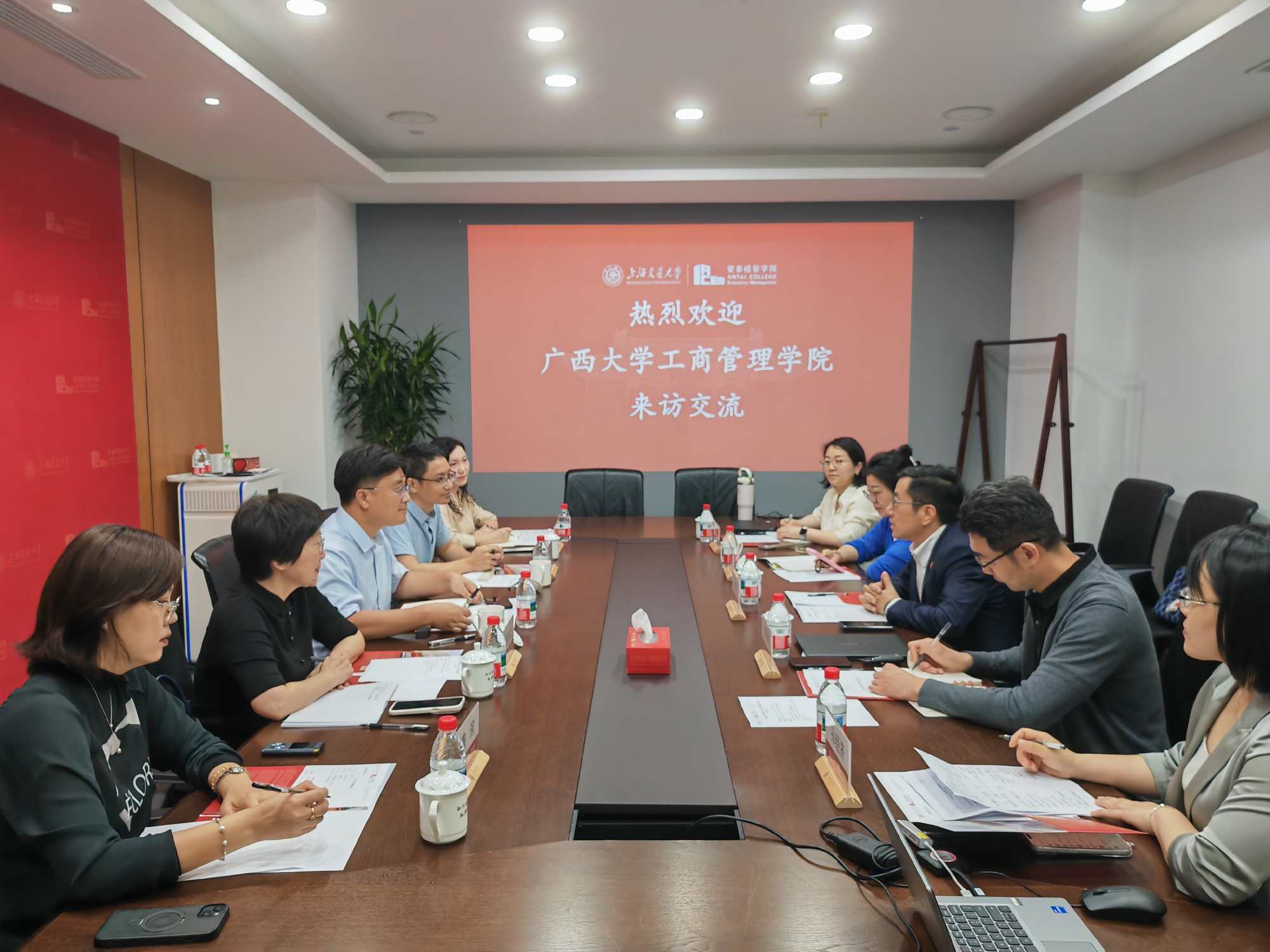 广西大学工商管理学院与beat365官网开展交流
