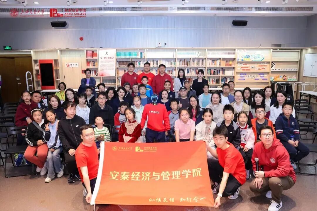 把交大精神讲给孩子听！安泰交二代AI+HI沉浸式感受钱学森学长的报国初心